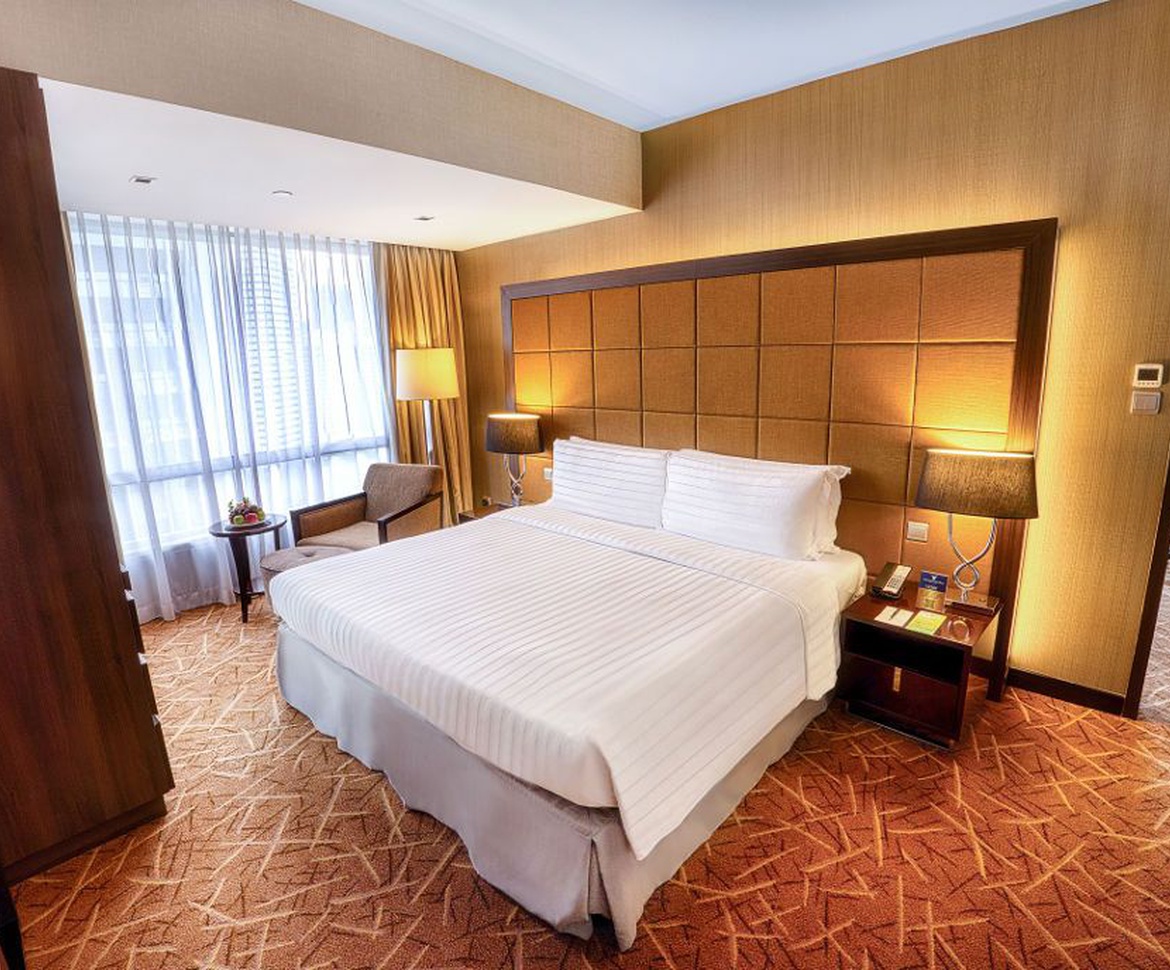 Premier Deluxe Suite Peninsula Excelsior Singapore, A Wyndham Hotel  Singapore 
